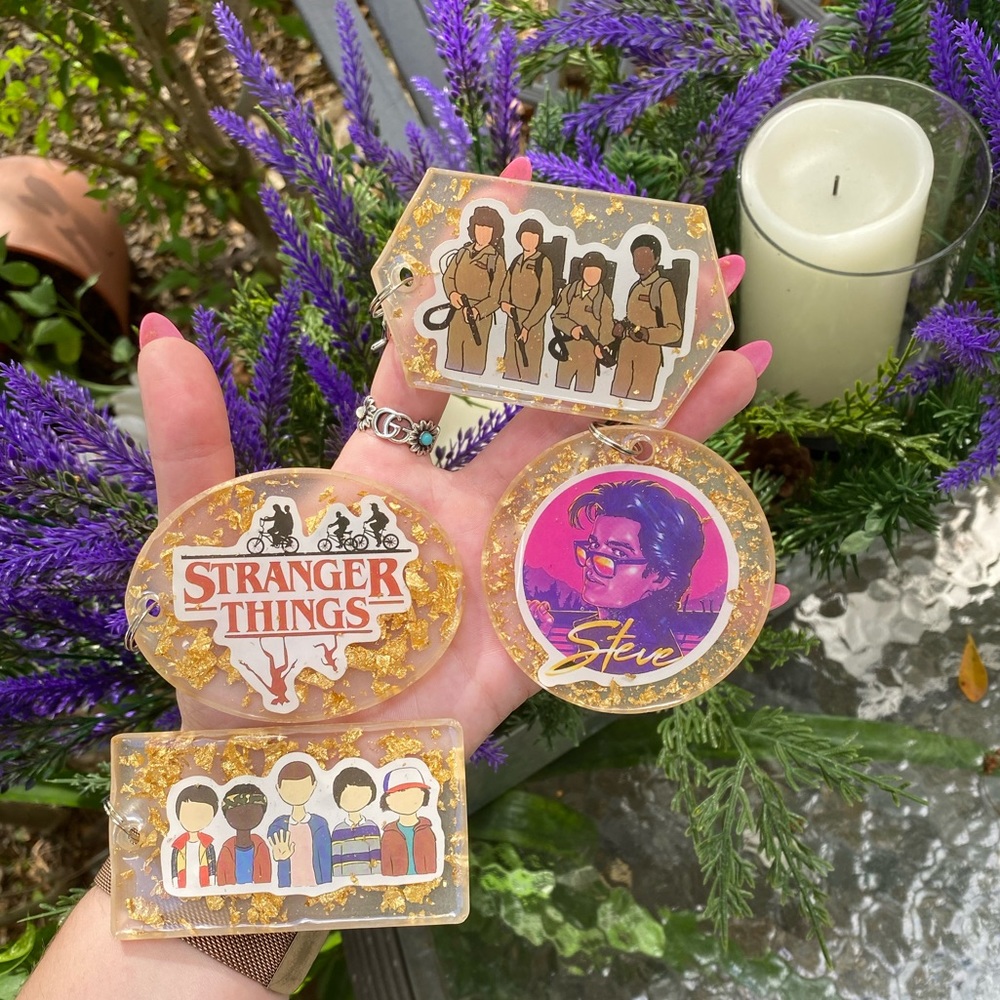 3 PACK Stranger Things Sticker & Gold Flakes Resin Keychains MYSTERY BUNDLE - Picture 5 of 16